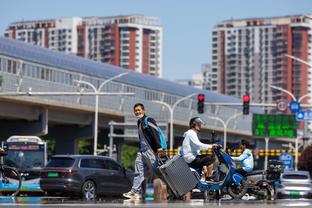 奥纳纳本场：完成8次扑救丢3球，3次解围，获评8.2分全场第二高